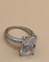 anillo rectangular con diamantes y zirconia cubico